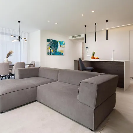 Lovely Apartment In Malinska דירה